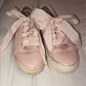 Pink girls tennis shoes
